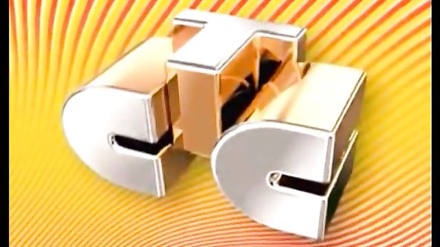 18-летняя брюнетка целку показывает без стеснения