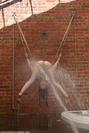Мужик связал на улице девку и устроил над ней расправу садо мазо